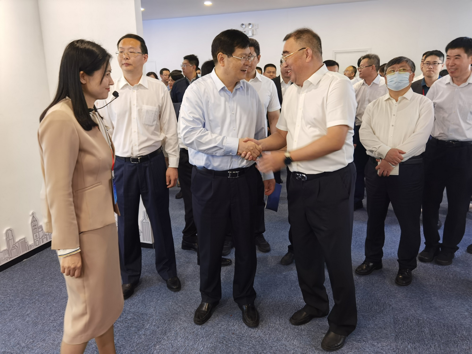 王立宇董事长向赵豪志市长介绍城市会客厅有关情况 (2).jpg