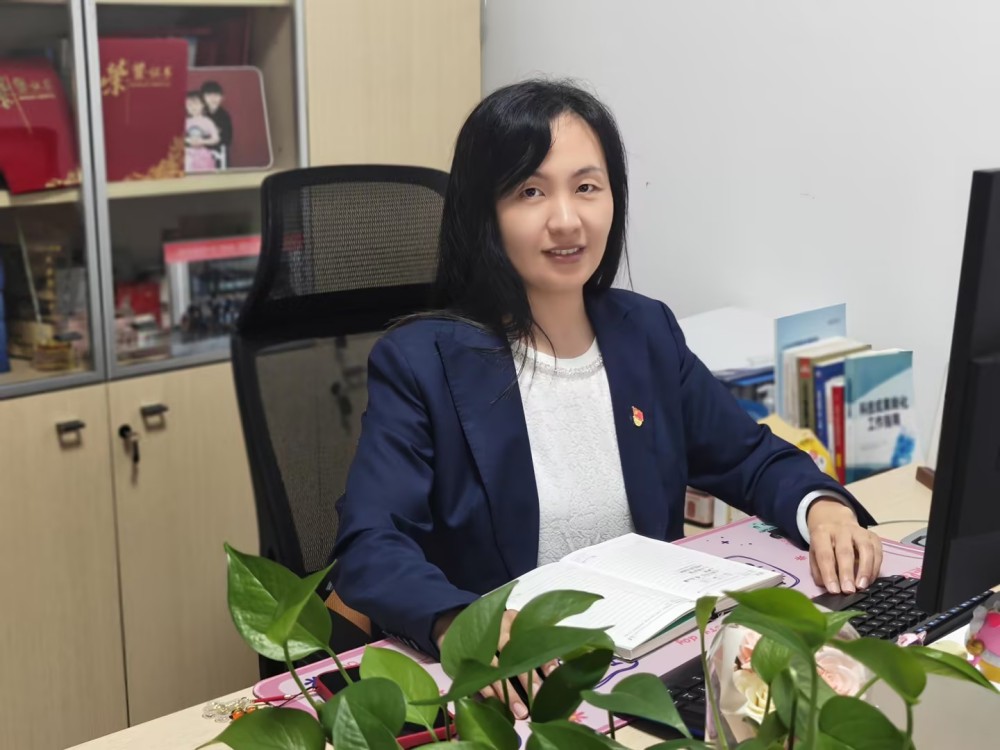 1782718911576878.jpg 霍利华 照片.jpg